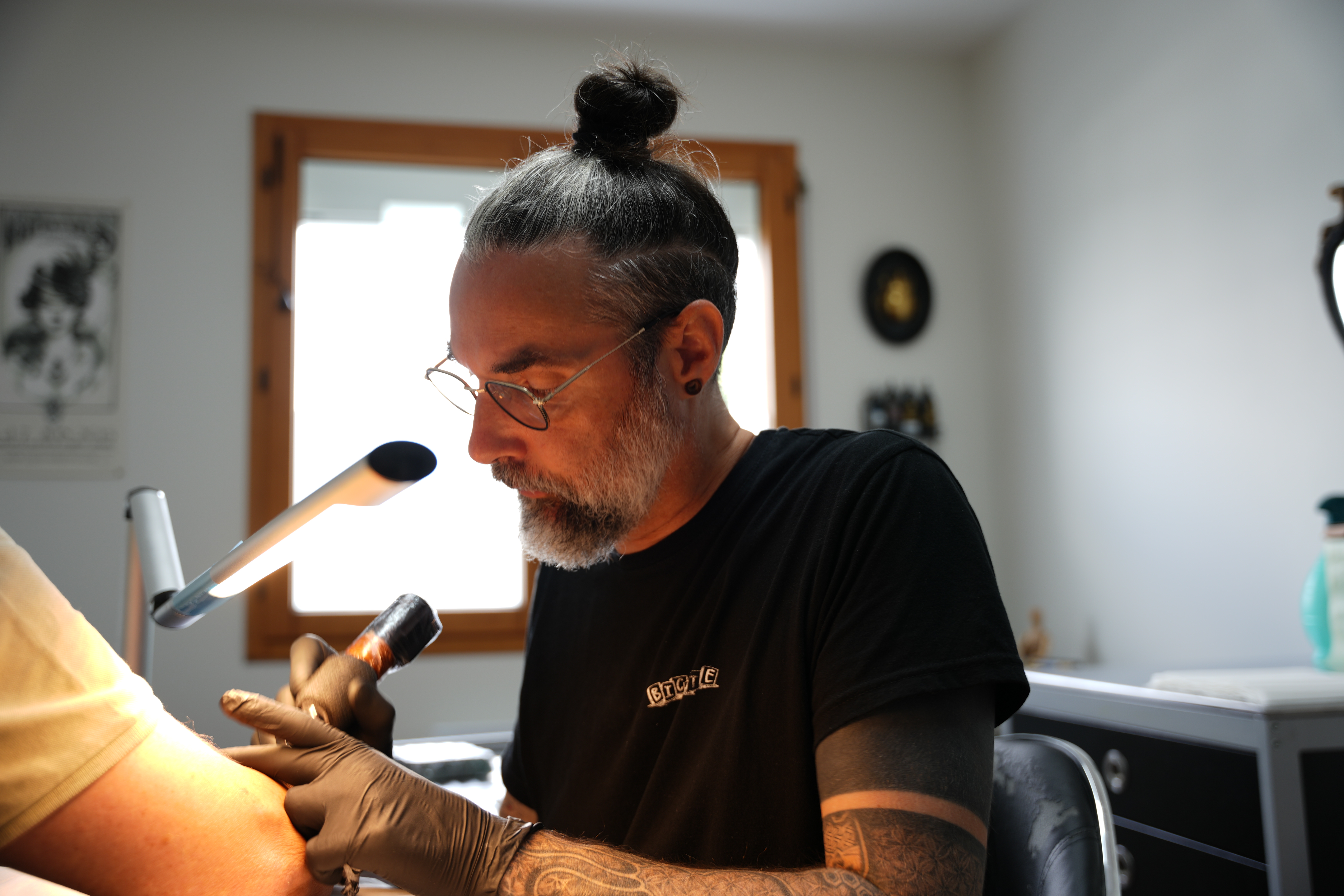 Cyrille Saley en train de tatouer dans son studio à Troarn